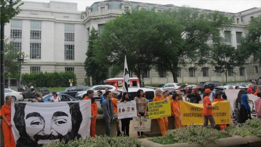 Estadounidenses concentrados ante  Departamento de Justicia de EE.UU pidiendo investigación sobre torturas de la CIA. 27 de junio de 2015