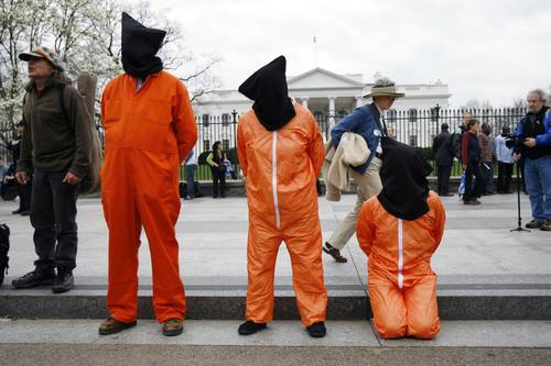 Pacifistas se manifiestan frente a la Casa Blanca con vestimentas de presos de la base de Guantnamo