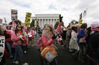 Miembros de la organizacin pacifista Cdigo Rosa se manifiestan en Washington