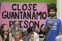 Asif Iqbal, joven británico de ascendencia paquistaní que estuvo preso dos años en Guantánamo, ayer durante una rueda de prensa en La Habana