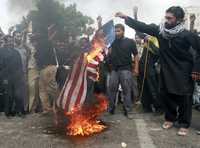 Musulmanes chitas de Pakistn queman una bandera estadunidense durante una procesin en Karachi para conmemorar un aniversario de la muerte de su primer imn, Hazrat Ali, primo y yerno del profeta Mahoma