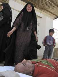 Una mujer observa el cuerpo de su esposo, quien yace en la morgue de Baqouba, capital de la provincia iraqu de Diyala, tras ser vctima de fuego cruzado entre hombres armados y policas cuando se diriga a su trabajo
