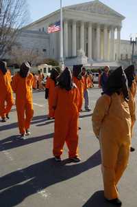 Cientos de personas se manifestaron ayer frente a la Suprema Corte de Justicia estadunidense, en Washington, para exigir el cierre de la prisin de Guantnamo