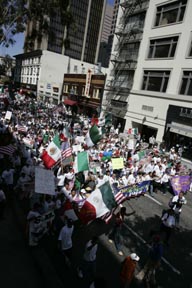 La marcha del 9 de abril en San Diego alcanz una concurrencia sin precedentes en el condado. <i>John Gibbins / Union-Tribune</i>