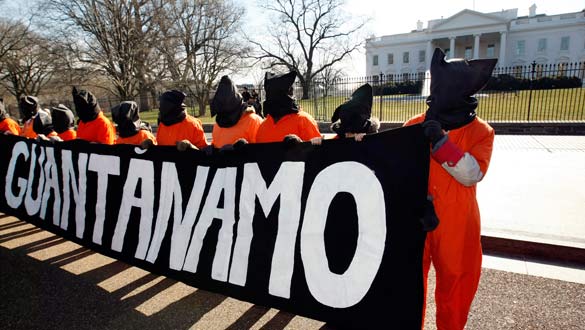 Manifestantes simulan ser presos de Guantánamo frente a la Casa Blanca, en Washington.