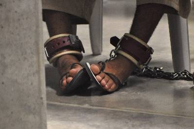Fotografía revisada por el Departamento de Defensa de EE.UU., en la que se observa a un prisionero con sus tobillos encadenados en el campo de alta seguridad seis de la cárcel de la base naval de Guantánamo (Cuba). EFE/Archivo