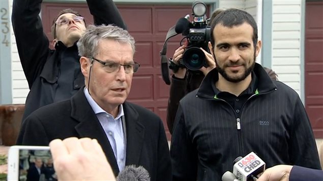 Omar Khadr et son avocat, Dennis Edney, devant la maison de ce dernier,  Edmonton