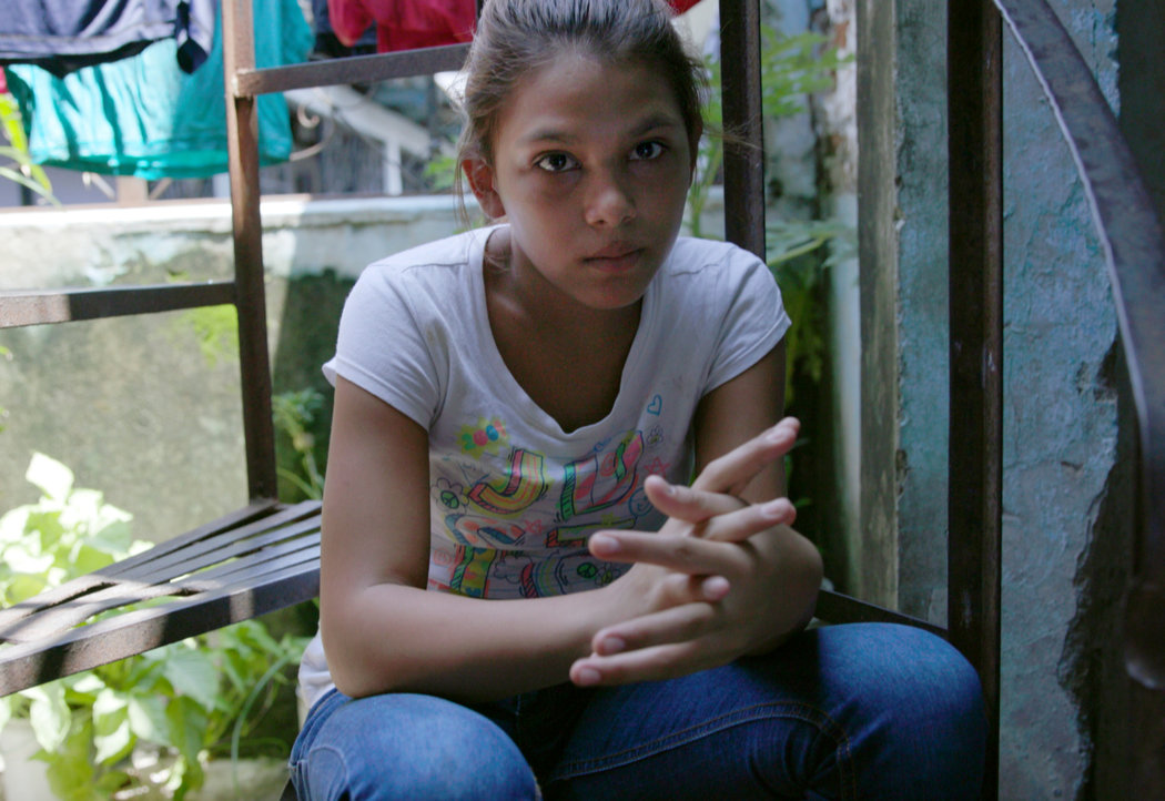 Cuando un miembro de una pandilla en Honduras le dijo a Elena que fuera su novia, y a pesar de que solo tenía 11 años, ella sabía que no lo podía rechazar.