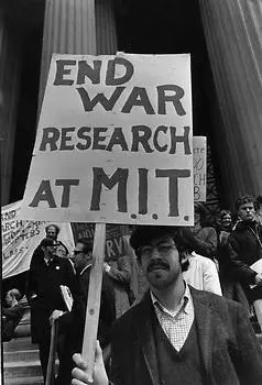1969 protesta estudiantil en la universidad de Chomsky, MIT