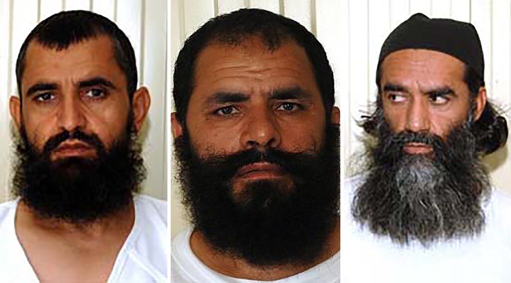 Abdul Haq Wasiq, a la izquierda, el mulá Fazel Mazloom, en el centro, y el mulá Norullah Noori, que aparecen aquí en sus perfiles filtrados de Guantánamo en 2008, estaban entre los cinco prisioneros talibanes intercambiados por la liberación del sargento del ejército Bowe Bergdahl en 2014.