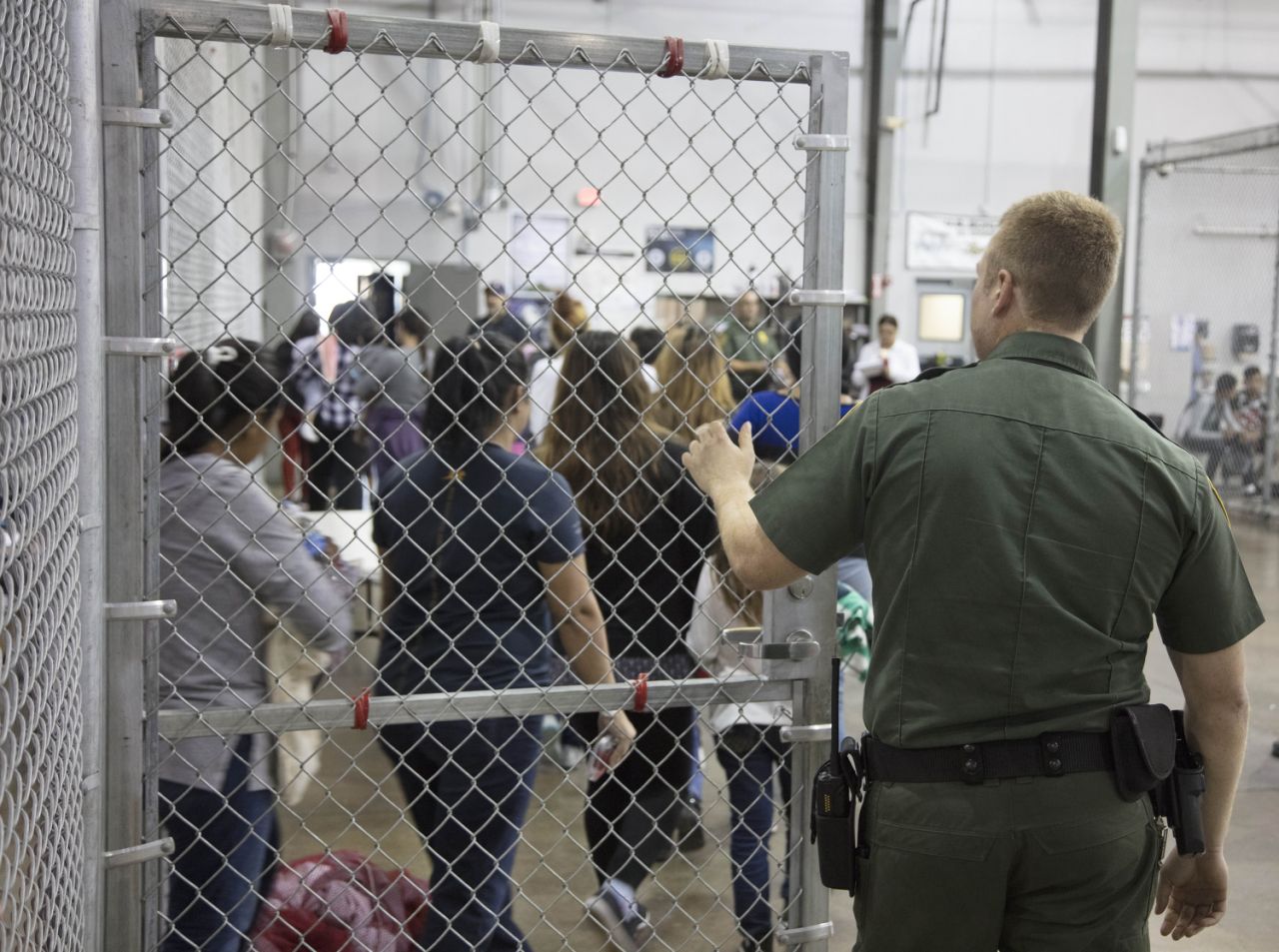 Inmigrantes que cruzaron la frontera de manera ilegal tras ser detenidos por agentes de la Patrulla Fronteriza de los Estados Unidos en una crcel en el Centro de Procesamiento Central en McAllen, Texas, el 17 de junio de 2018. (Foto: Patrulla Fronteriza de los Estados Unidos/Handout/Agencia Anadolu/Getty Images)