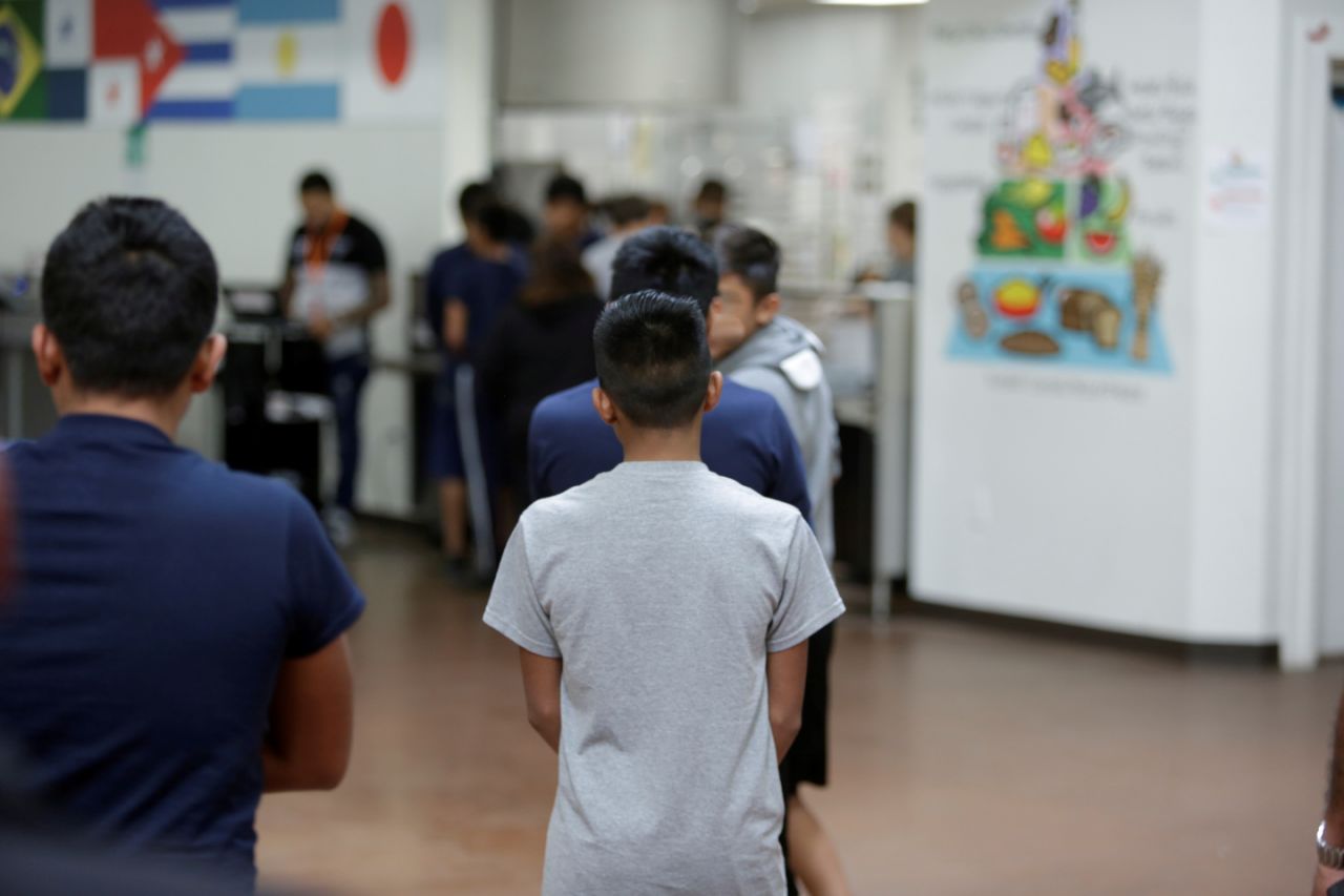 Menores migrantes centroamericanos detenidos en un albergue de inmigracin en Brownsville, Texas, en 2018. (U.S. Department of Health and Human Services / Reuters)