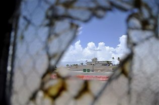  

ARCHIVO - En esta imagen del 23 de agosto de 2013 revisada por el Departamento de Defensa de Estados Unidos se observa uno de los dos edificios de tribunales en la Base Aeronaval de Guantnamo a travs de una ventana rota en el Campamento Justicia, en la base de Guantnamo, Cuba.
 