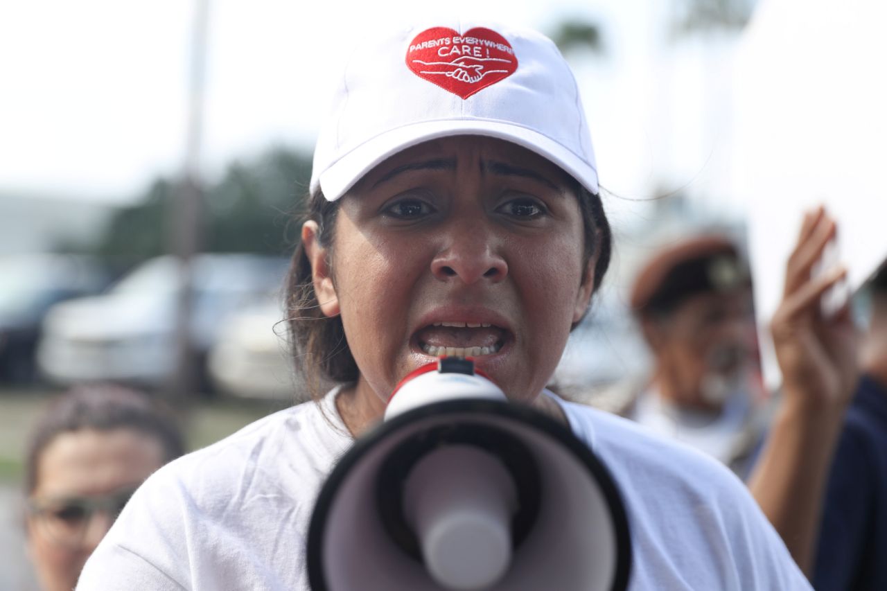 Dalila Reynoso protesta por la detencin de nios inmigrantes indocumentados frente a un centro de procesamiento de la Patrulla Fronteriza en McAllen, Texas, el 25 de junio de 2018. (Foto: Loren Elliott/Reuters)