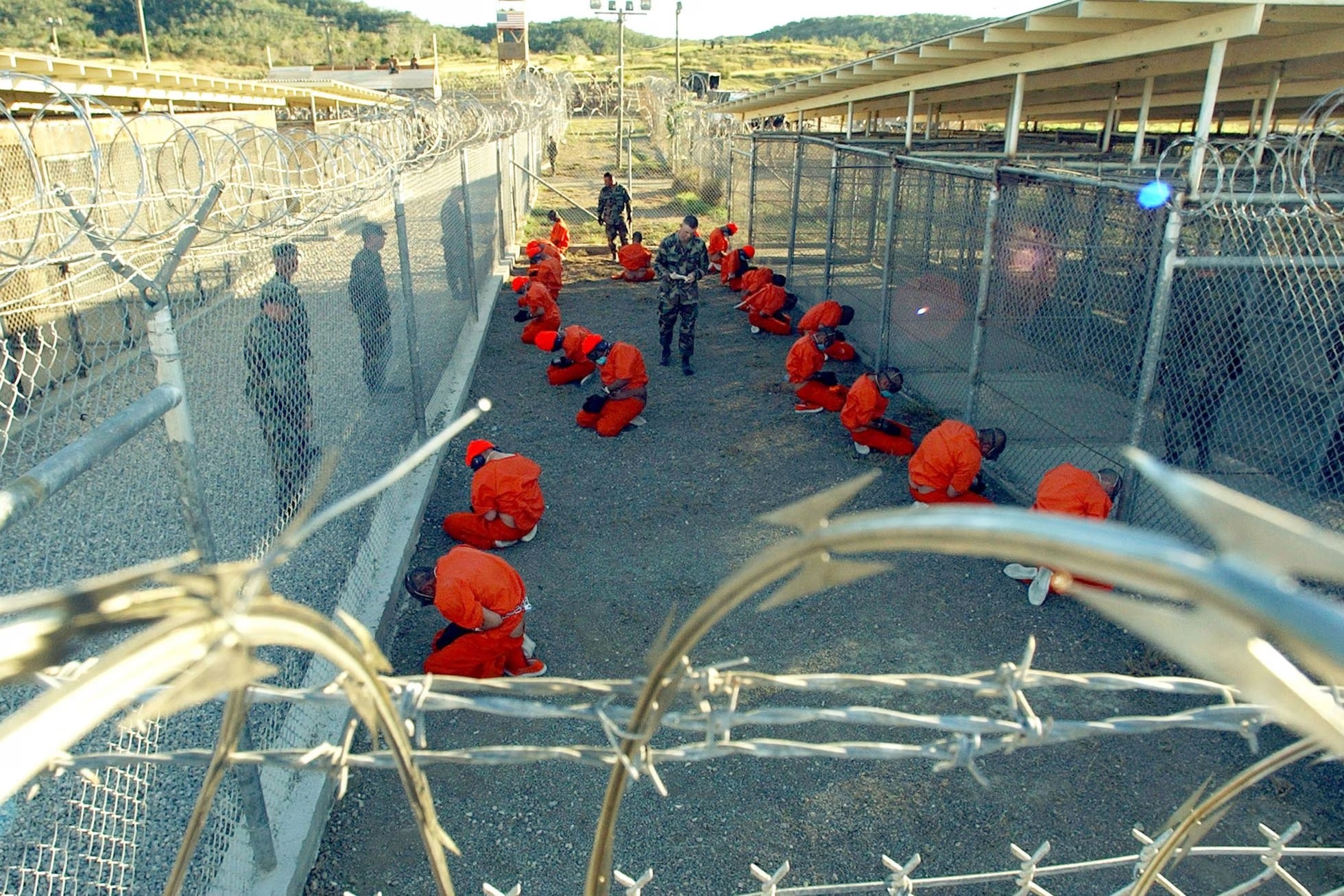 Los primeros presos que llegaron a Guntanamo, en enero de 2002.