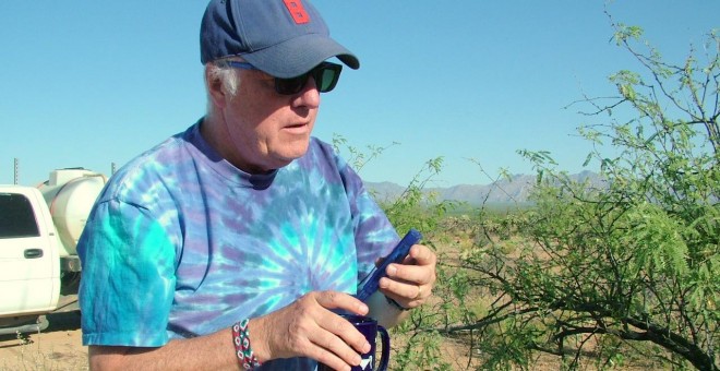 A sus 75 aos, Steve Lee Saltonstall es voluntario de Humane Borders, una ONG que ha instalado decenas de tanques de agua en puntos estratgicos del desierto de Sonora para evitar que los migrantes mueran deshidratados. / Humane Borders