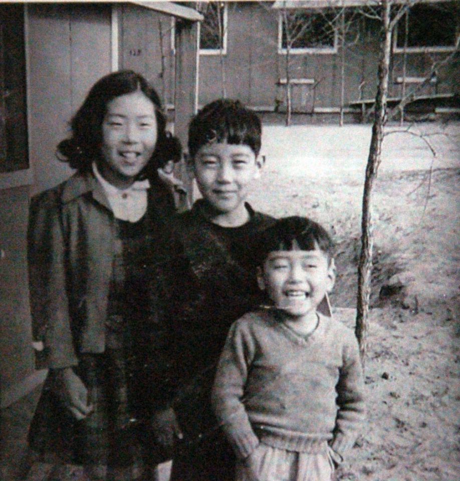 Menores japoneses-americanos en un campo de internamiento en Estados Unidos durante la Segunda Guerra Mundial. (Helen H. Richardson/The Denver Post via Getty Images)