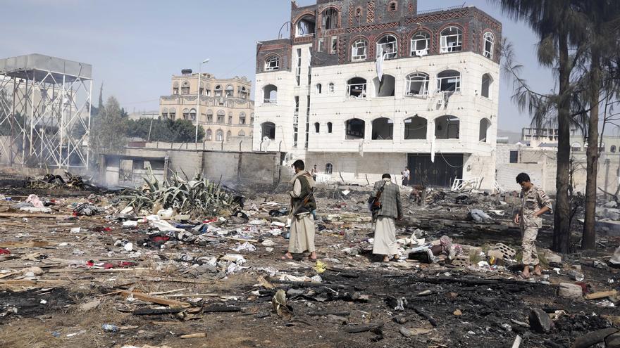 Yemeníes inspeccionan un sitio de ataques aéreos contra dos casas, en Saná, Yemen, en una fotografía de archivo.