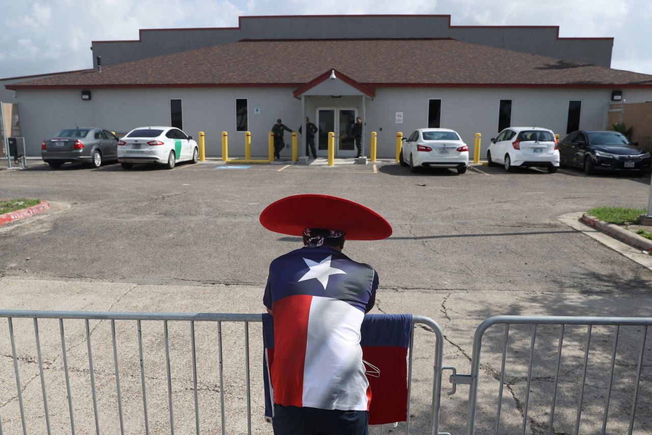 Jerry Martnez protesta por la detencin de nios inmigrantes indocumentados frente a un centro de procesamiento de la Patrulla Fronteriza en McAllen, Texas, el 25 de junio de 2018. (Foto: Loren Elliott/Reuters)