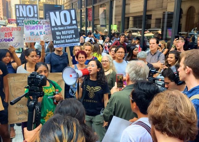 Activistas protestan contra de la eliminacin del programa migratorio DACA en los alrededores de la torre Trump.