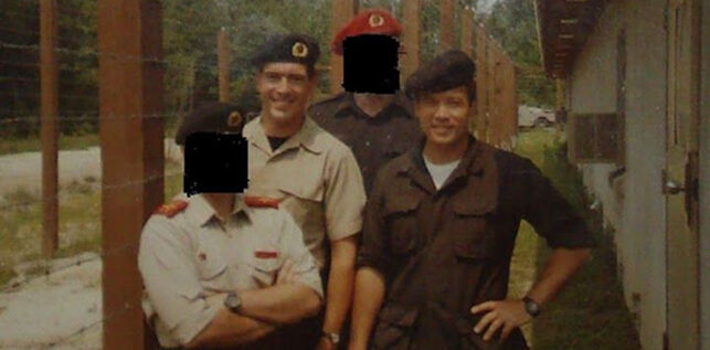 Campamento de entrenamiento SERE (Survival, Evasion, Resistance, and Escape) en Fort Bragg. En la foto aparecen el capitán Michael Kearns y el psicólogo Bruce Jessen.