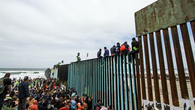 Cientos de inmigrantes se congregan en el muro fronterizo con los Estados Unidos el domingo 29 de abril de 2018, del lado de Tijuana (México). 