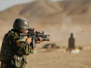 Un comando de las Fuerzas Especiales de Operaciones dispara su arma durante un ejercicio en Afganistán