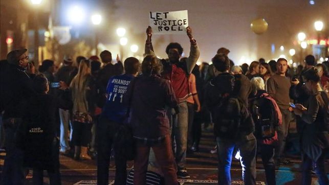Docenas protestan en EE.UU. por muerte de joven negro tiroteado por la Policía