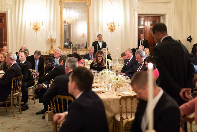 La primera dama de EEUU, Melania Trump, en compaa de lderes evanglicos durante una cena en la Casa Blanca.