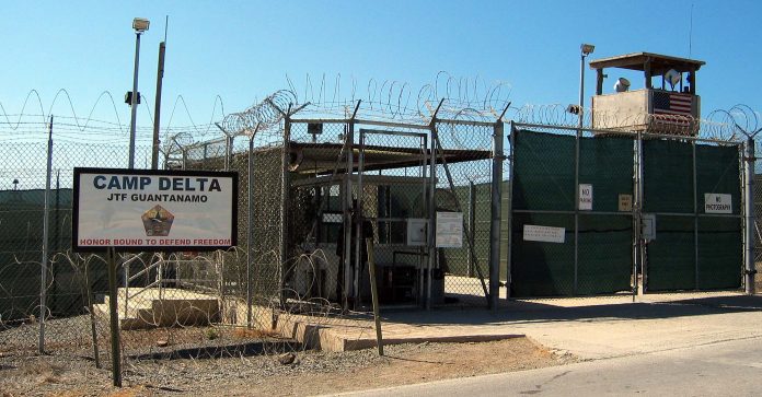 Juez militar de Guantánamo declara a funcionario en desacato