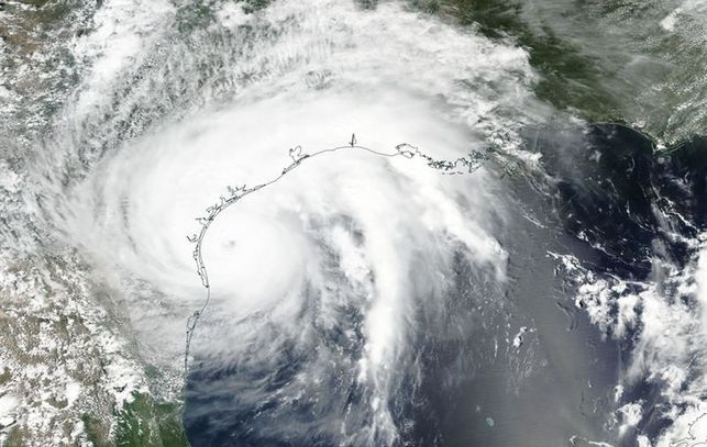 Harvey, de categoría 1, se mueve sobre Texas y arroja lluvias torrenciales