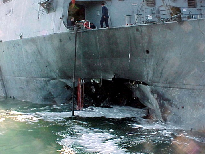 El dao sufrido en el lado de babor del destructor lanzamisiles USS Cole tras un atentado con bomba durante una operacin de reabastecimiento de combustible en el puerto de Adn. REUTERS/Aladin Abdel Naby/Fotografa de archivo