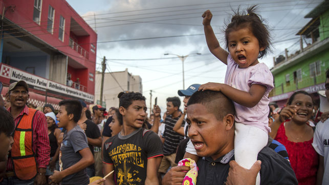 Migrantes centroamericanos protestan a su paso por la poblacin de Nicols Romero el martes 3 de abril de 2018 en el estado de Oaxaca (Mxico). El Gobierno de Mxico reiter hoy la soberana de su poltica migratoria y rechaz que est "sujeta a presiones" tras confirmar la dispersin de la Caravana "Viacrucis del Migrante" por voluntad de sus integrantes. Las secretaras de Gobernacin y Relaciones Exteriores sealaron en un comunicado que la poltica migratoria de Mxico "busca asegurar que la migracin ocurra de manera legal, segura, ordenada y con pleno respeto a los derechos de las personas".El presidente de Estados Unidos, Donald Trump, dijo que Mxico disolvi la caravana y se jact de que Mxico ha actuado debido a sus amenazas de cancelar el Tratado de Libre Comercio de Amrica del Norte (TLCAN).