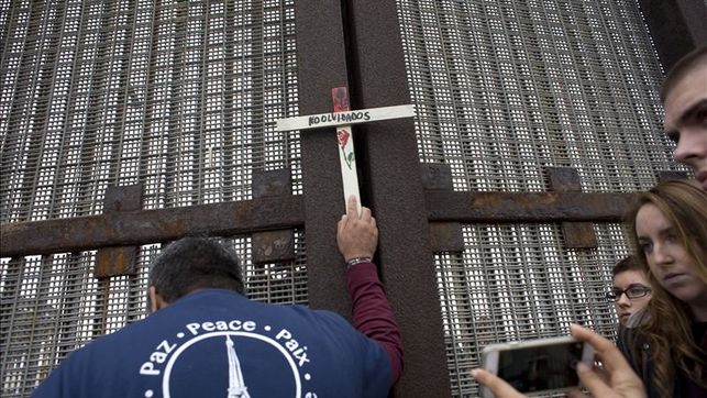 Muro fronterizo acoge una posada navidea a favor de la inmigracin