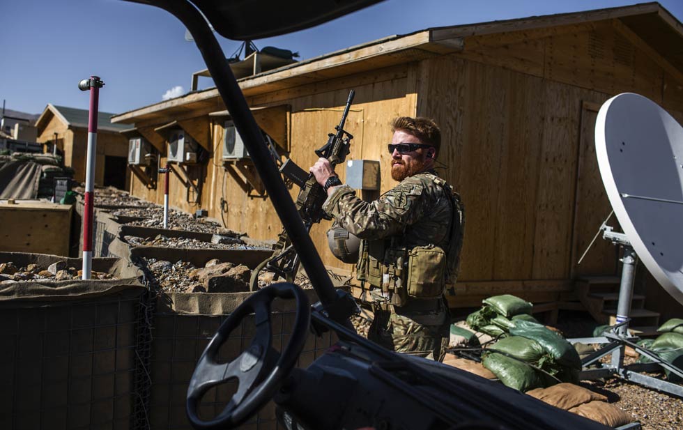 The New York Times | Un soldado de las Fuerzas Especiales de EU se 
prepara para patrullar en una base en la Provincia de Parwan, Afganistán