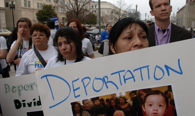 Nios latinos en EE.UU. piden en Navidad que retornen sus padres deportados