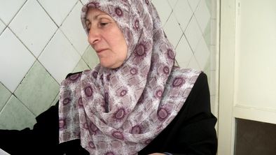 La madre de Rasul con cartas de simpatizantes de Amnista Internacional  Amnesty International
