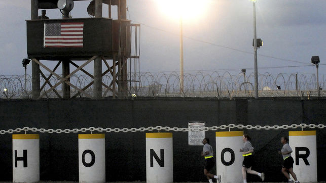 Soldados estadounidenses hacen ejercicio en la base militar de Guantánamo.