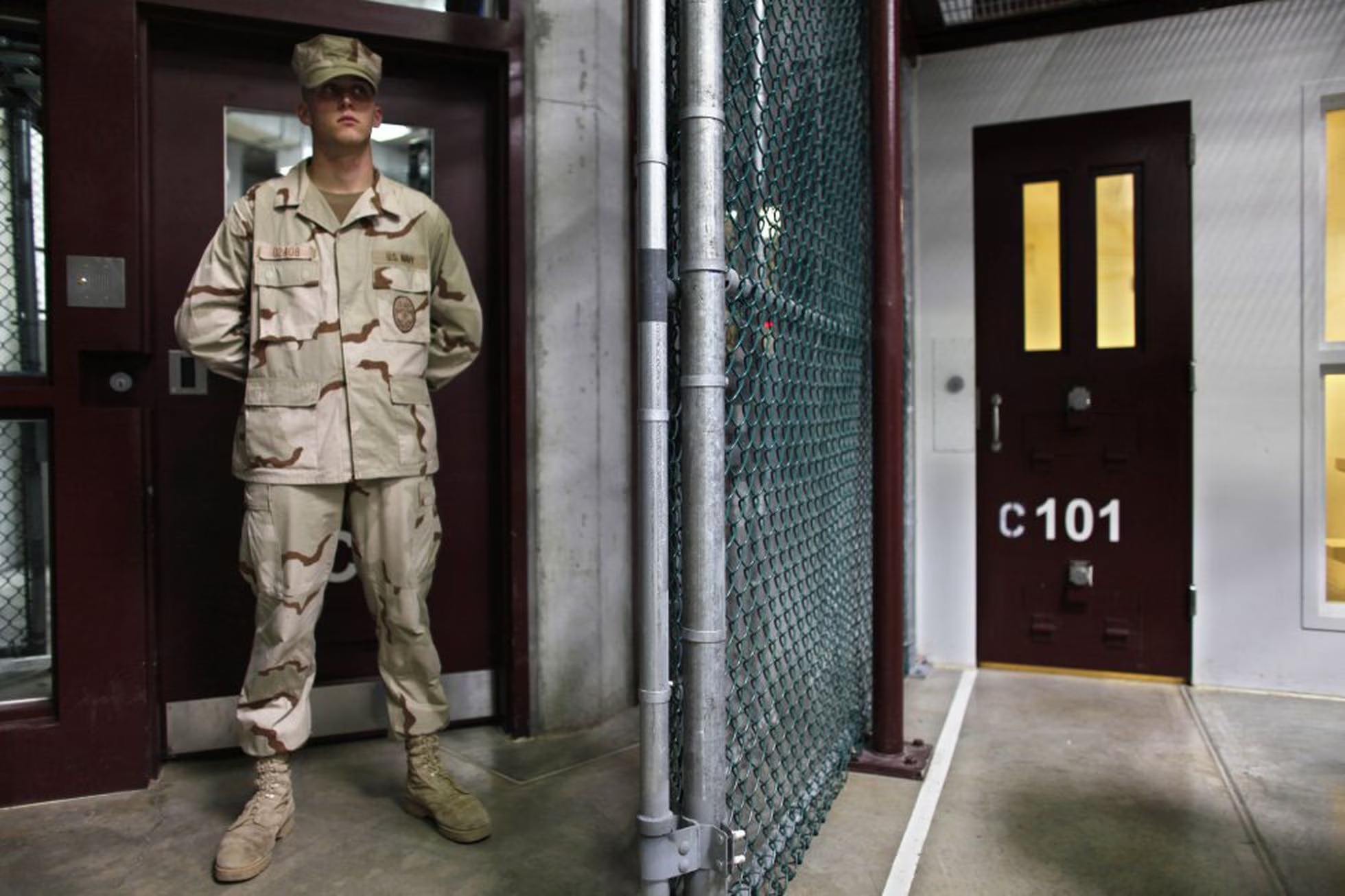 Un guardia vigila un acceso del centro de seguridad del Campo 6 de la base de Guantnamo.