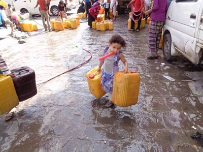 Alrededor del 80% de las personas en Yemen estn en necesidad desesperada de las necesidades bsicas debido a la pobreza extrema a largo plazo drsticamente empeorada por ataques de Arabia Saudita y los combates entre otras fuerzas reaccionarias. La chica de arriba es uno de los nueve millones de nios en todo Yemen que luchan para conseguir el acceso al agua potable. 