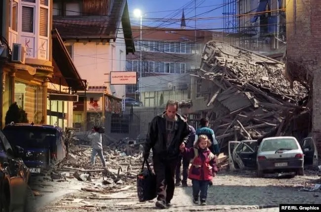 Una persona y dos niños caminando por una calle con escombros en el suelo Descripción generada automáticamente con nivel de confianza bajo