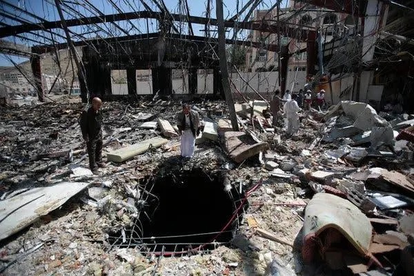 Un bombardeo dirigido por Arabia Saudita a una sala funeraria en Sana, Yemen, en 2016 mat al menos a 140 personas e hiri a otras 500. Un fragmento de bomba estaba vinculado a la empresa estadounidense Raytheon.
