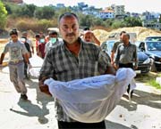 AP, Un hombre carga el cadver de un nio de 2 aos vctima de ataque israel. - 