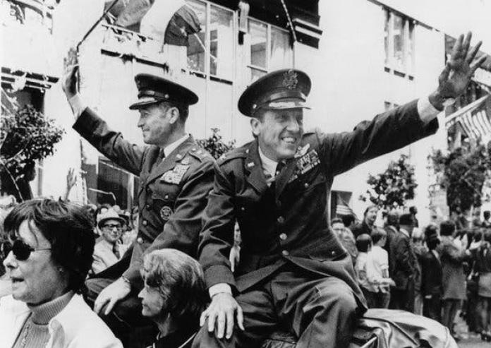 Despus de su liberacin en 1973, el coronel Risner, a la derecha, y el general de divisin LeRoy J. Manor participaron en un desfile en San Francisco.
