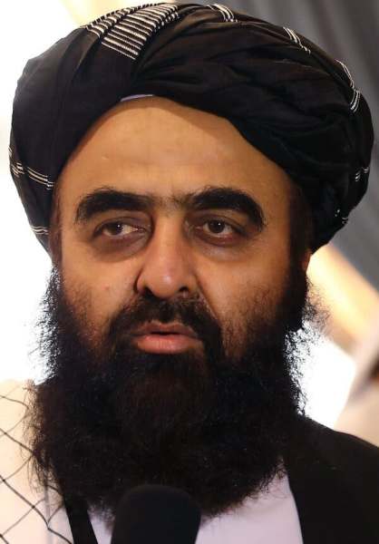 Amir Khan Muttaqi llegando a la firma de un acuerdo entre Estados Unidos y los talibanes en Qatar en febrero del ao pasado.
