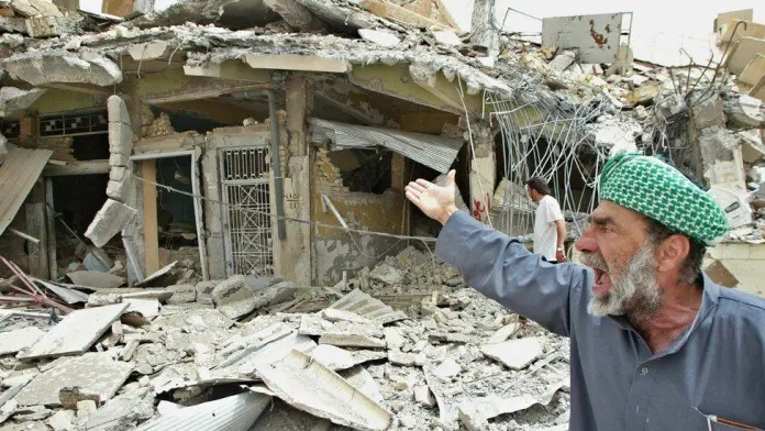 Un hombre iraquí reacciona frente a casas destruidas en la ciudad de Faluya el 30 de abril de 2004.