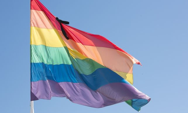 La bandera arcoris ondear un da ms en la capital con un crespn negro por el atentado de Orlando