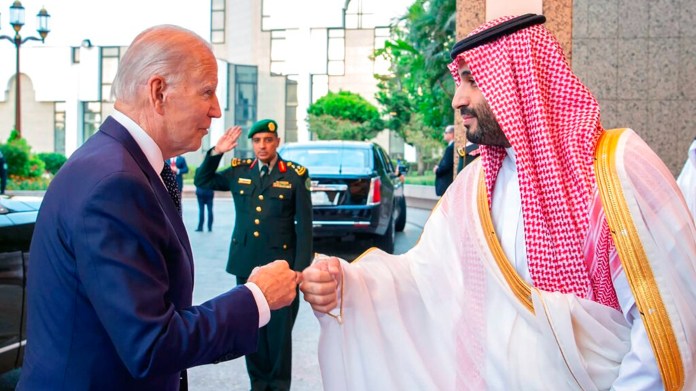 Biden saluda al prncipe heredero saud chocando el puo