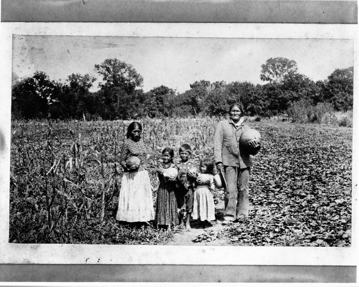 El lder indio Gernimo con su familia en Fort Sill, Oklahoma, hacia 1895, donde era mantenido prisionero y donde muri en 1909 (Library of Congress/Corbis/VCG via Getty Images)