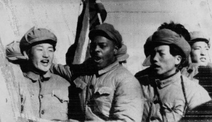 Clarence Adams con prisioneros de guerra coreanos y captores comunistas, en 1954. Fotos: SCMP;  Della Adams;  UPI
